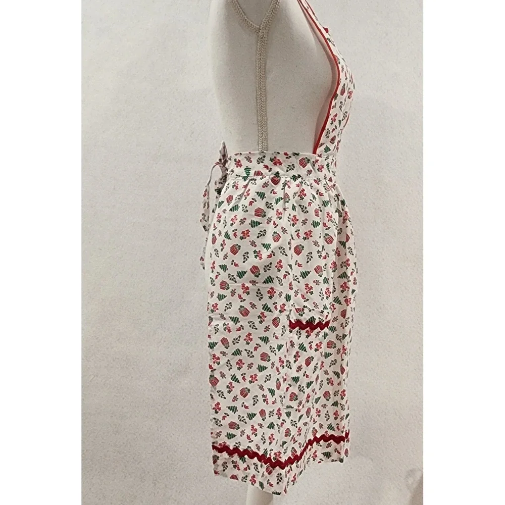 Vintage Christmas Apron‎ Red White Green Holiday Print with Attached Hand Towel